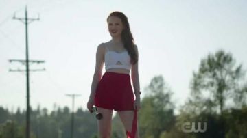 Le short rouge de Cheryl Blossom (Madeleine Petsch) dans Riverdale S02E06