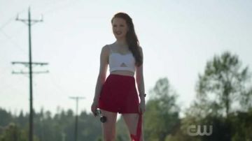Le crop top blanc de Cheryl Blossom (Madelaine Petsch) dans Riverdale S02E06