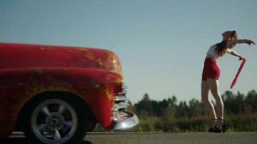 Les chaussures à talons Steve Mad­den bleu marine de Cheryl Blossom (Madelaine Petsch) dans Riverdale S02E06