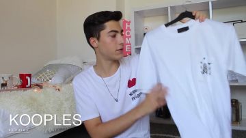 Le t-shirt blanc The Kooples brodé tête de mort dans la vidéo Youtube Mon plus gros haul d'Alex Tamburini
