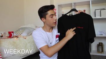 Le t-shirt noir imprimé Hollywood dans la vidéo Youtube Mon plus gros haul d'Alex Tamburini
