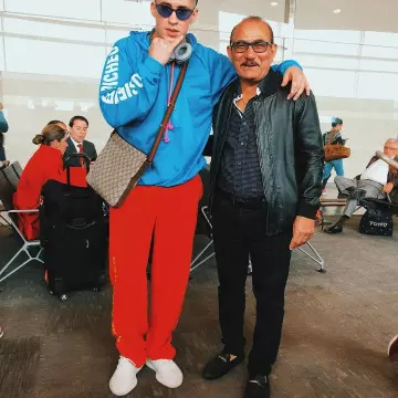 Sneakers Adidas Yeezy Boost 350 V2 "cream"   worn by Bad Bunny on his Instagram account