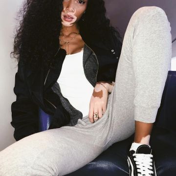 The Sneakers Vans Old Skool black worn by Winnie Harlow on his account Instagram