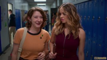 The top bordeaux zip sleeveless BB Dakota Patty Bladell (Debby Ryan) in the Insatiable S01E02