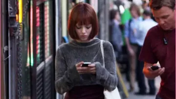 Alexander Wang recadrée chandail porté par Sylvia Weis (Amanda Seyfried) comme on le voit dans le Temps