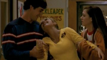 The crest of Sunnydale High School Cheerleader sewing of Buffy Summers (Sarah Michelle Gellar) in Buffy the vampire slayer S01E03