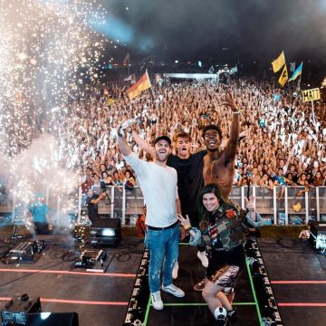 The Sneakers Vans Old Skool Lite (Classic Tumble) worn by Alex Pall on the account Instagram @thechainsmokers