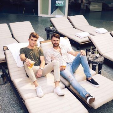 Sneakers Vans Classic Slip On black worn by Alex Pall on his account Instagram @thechainsmokers