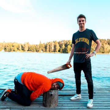 The Sneakers Vans Old Skool Lite (Classic Tumble) worn by Andrew Taggart on the account Instagram @thechainsmokers