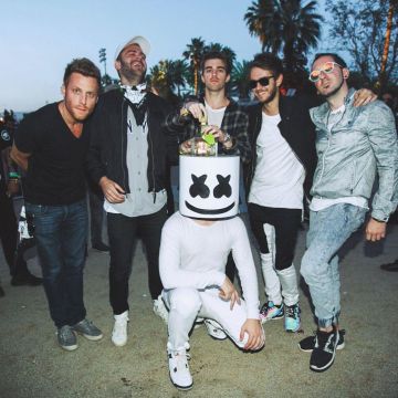 Sneakers Air Jordan 4 Retro Og "white Cement 2016 Release"   worn by  Marshmello on an Instagram account @thechainsmokers