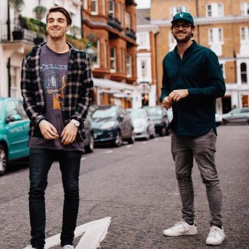 Sneakers adidas Stan Smith worn by Alex Pall on the account Instagram @thechainsmokers