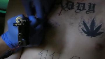 Cruz invertida rosa usada por Lil Peep en el video musical de Dreams