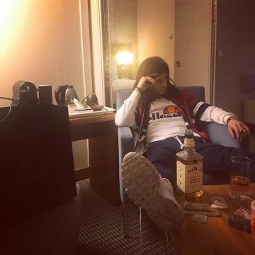 Le t-shirt blanc Ellesse porté par Moha La Squale sur son compte Instagram