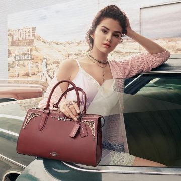 The hand bag Coach x Selena Gomez Crystal Embellished Tote Bag of Selena Gomez on Instagram