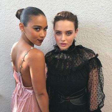 Katherine Langford repéré une robe noire au Teen Choice Awards 2018