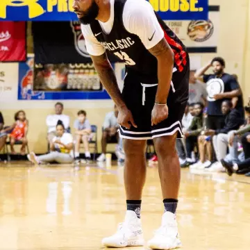 Baskets Le 10: Nike Air Hyperdunk Flyknit "Blanc cassé" porté par Marcus Morris sur un Instagram account @slamkicks