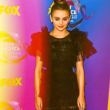 La robe noire à franges de Joey King aux Teen Choice Awards 2018