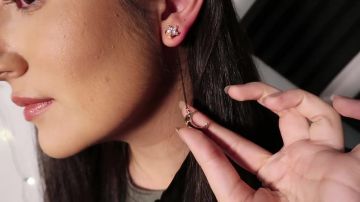 The earrings Apollo Box of Safiya Nygaard in his video youtube "I Bought a year entire outfit from Instagram"