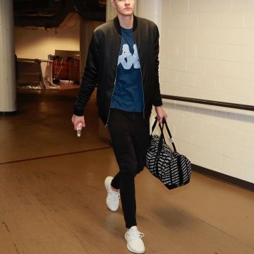 yeezy boost 350 girl