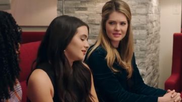 La veste en velours verte olive que porte Sutton (Meghann Fahy) dans The Bold Type S02E10