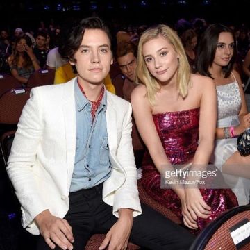 Pañuelo rojo cole Sprouse en los Teen Choice Awards 2018