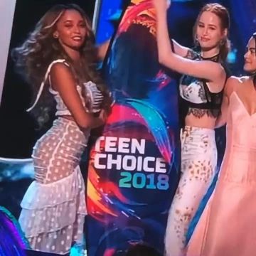 La falda blanca de lunares de Vanessa Morgan en los Teen Choice Awards 2018