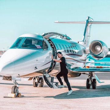 Sneakers Adidas Yeezy Boost 350 V2 "cream"  worn by Hardwell  on his Instagram account