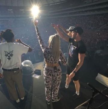 Sneakers black Vans Old Skool Platform Anne-Marie Nicholson in concert on Instagram