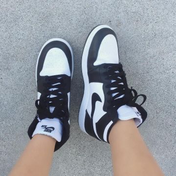 Sneakers Nike Air Jordan 1 Retro High Og black and white worn by Madison Beer on his account instagram