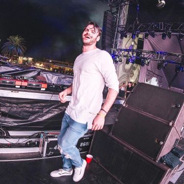 The Sneakers Vans Old Skool Lite (Classic Tumble) worn by Alex Pall on his account Instagram