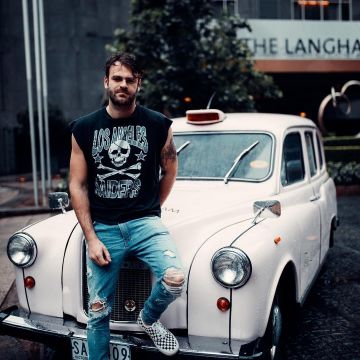 The Sneakers Vans Authentic Lite (Checkerboard) worn by Alex Pall on his account Instagram