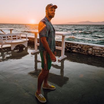 The Sneakers Vans Authentic 44 DX (Anaheim Factory), made by Alex Pall on his account Instagram