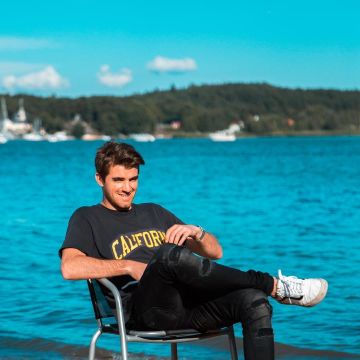 The Sneakers Vans Old Skool Lite (Classic Tumble) worn by Andrew Taggart on his account Instagram