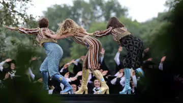Les jeunes de Tanya (Jessica Keenan Wynn) bleu chaussures de plate-forme comme on le voit dans Mamma Mia! Ici, Nous Allons À Nouveau