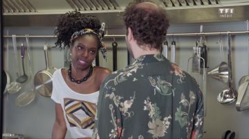 La camiseta mademoiselle gris oro blanco usada por Sandrine Salyères (Gwen) Tomorrow nos pertenece - Episodio 266