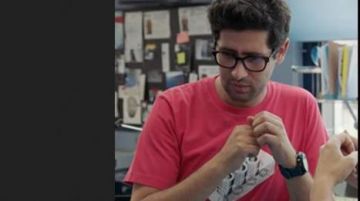 La camiseta roja de Uniqlo con un lego que lleva Georges (Mayel Elhajaoui) en Tomorrow nos pertenece