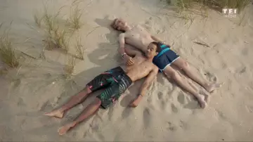 The swimsuit blue striped worn by Bart (Hector Langevin) in Tomorrow belongs to us - Episode 267