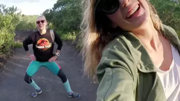 La sudadera negra de Jurassic Park que lleva Natoo en su vídeo Nueva Zelanda