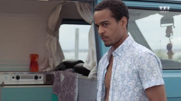 The shirt with the flowers worn by Hugo (Alexander Prince) in the Tomorrow belongs to us - Episode 265