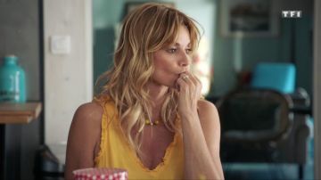 The top yellow worn by Chloe (Ingrid Chauvin) in Tomorrow belongs to us - Episode 262