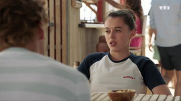 The t-shirt "seriously" white worn by Sara (Camille Genau) in Tomorrow belongs to us - Episode 262