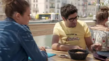 The yellow t-shirt pizza let's stay in your lifestyle worn by George (Mayel Elhajaoui) in Tomorrow belongs to us - Episode 262