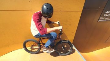 Zapatillas vans marrones de Valentin Palun a.k.a. VodKProd. en su video "¡Le enseño BmX a Cyril!"