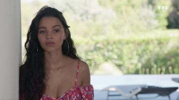 El bikini floral usado por Lola (Alice Reverend) en Tomorrow Belongs to Us - Episodio 257