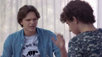 The t-shirt Mr Big Bear worn by Arthur (Jean-Baptiste Lamour) in Tomorrow belongs to us - Episode 255