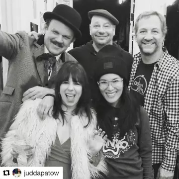 The sweatshirt tiger Kenzo worn by Ali Wong on his account Instagram