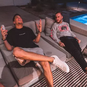 Les Sneakers Converse One Star Glf Ox "golf Le Fleur"  portées par Devin Booker sur son compte Instagram