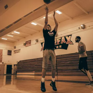 Les Sneakers  Kobe 1 Protro Tv Pe 14 "devin Booker Pe" portées par Devin Booker sur son compte Instagram