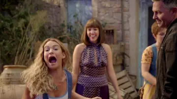 Les jeunes de Tanya (Jessica Keenan Wynn) purple disco combinaison, comme on le voit dans Mamma Mia! Ici, Nous Allons À Nouveau