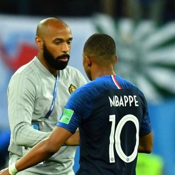 La camiseta del equipo francés de la FFF usada por Kylian Mbappé en Instagram
